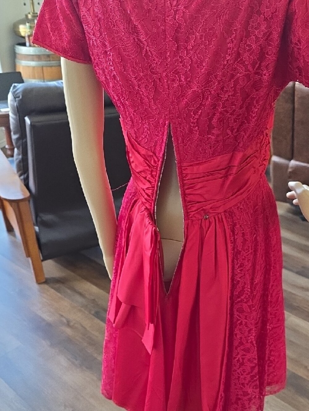 1950s Red Lace Scoop-Neck Midi Dress - Picture 6 of 9